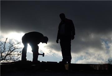 Handwerker sind selten allein auf der Baustelle. Bei einfacheren Arbeiten helfen oft auch Auszubildende. Nicht immer ist deren Arbeitsleistung für Kunden klar ersichtlich, doch für Ausbildungsbetriebe haben sie eine wichtige Funktion.