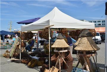 Handwerker zeigen beim Bauernmarkt im Schaufenster Fischereihafen ihr Können.