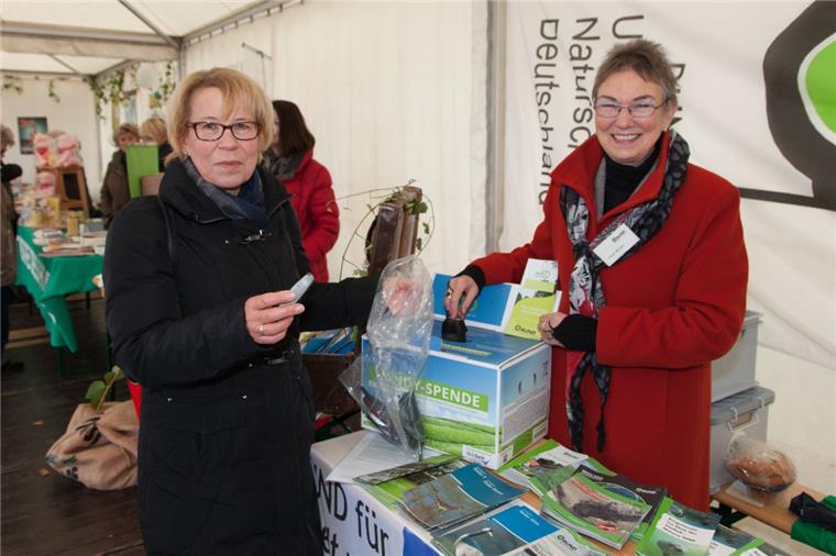 Handy-Recycling: Lisa Steckbeck (links) übergab fünf alte Handys an BUND-Mitareiterin Tarja Weyer.