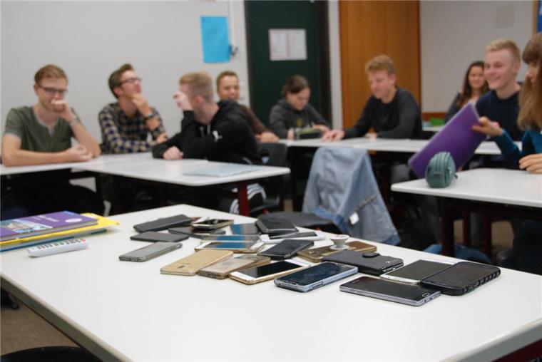 Handys aufs Lehrerpult: So sieht‘s in Klasse 11 b am Gymnasium Wesermünde aus, wenn eine Arbeit geschrieben wird. 