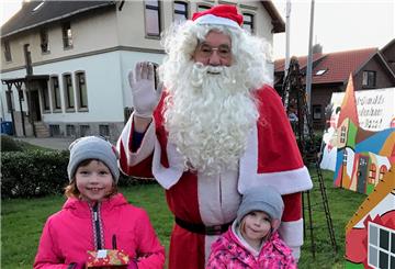 Hanna Christin (6 Jahre) und Katharina Mareike (5) haben sich sehr über den Besuch im Adventsdorf in Abbehausen gefreut.