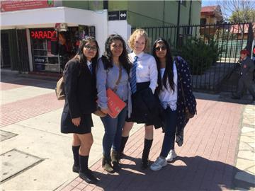 Hannah Köstergarten (2. von rechts) zusammen mit ihrer gleichaltrigen Gastschwester Andrea (links), die alle nur Cata nennen, ihrer Gastmutter (2. von links) und Gastschwester Fernanda in Chile.