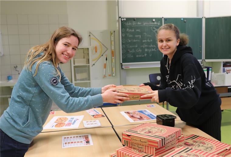 Zeven: Sprachendorf begeistert Schüler und Lehrer Hannah (links) und Maja geben bei ihrer Englischprüfung alles.