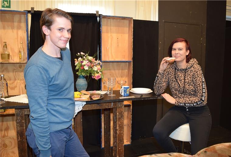 Hannes Riep und Verena Hoechst spielen in der neuesten Produktion der Niederdeutschen Bühne Waterkant.