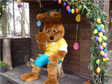 Hanni Hase freut sich auf 200 Kinder, die am Ostersonntag mit Eltern und Großeltern nach Ostereistedt in den Hasenwald kommen.