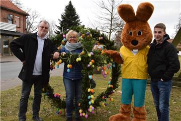 Hanni Hase freut sich mit dem Landtouristik-Vorsitzenden Jupp Mooij (von links), der Ostereistedter Bürgermeisterin Ulrike Ringen und dem Dorfjugend-Vorsitzenden Malte Ringen auf die Hanni-Hase-Aktion am Ostersonntag im Wald bei Ostereistedt.