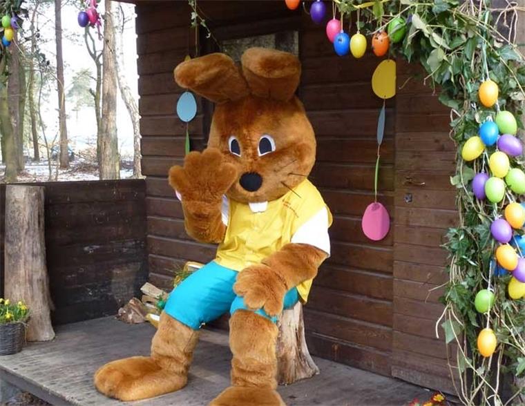 Hanni Hase geht am Ostersonntag, 1. April, mit Kindern auf Osternest-Suche in Ostereistedt.