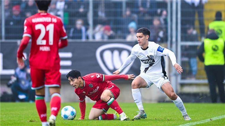 Hannover am Boden: Hyun-Ju Lee im Duell mit Elversbergs Frederik Schmahl.