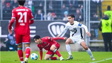 Hannover am Boden: Hyun-Ju Lee im Duell mit Elversbergs Frederik Schmahl.