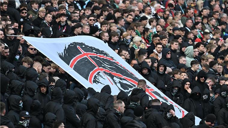 „Das geht gar nicht“: Kind und Behrens kritisieren 96-Fans Hannover-Fans halten auf der Tribüne ein Plakat hoch, dass den Kopf von Niedersachsens Innenministerin Daniela Behrens in einem Fadenkreuz zeigt.