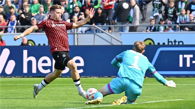 Nach Torlinientechnik und VAR: Hannover gewinnt Topspiel Hannovers Benjamin Källman scheitert an Bielefelds Torwart Jonas Kersken.