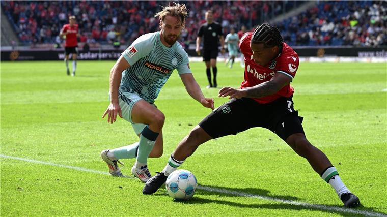Dritter Heimsieg: Hannover bleibt oben dran Hannovers Jessic Ngankam (r) schirmt den Ball vor Kaiserslauterns Jannis Heuer ab.