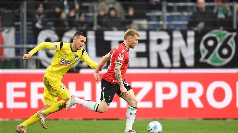 Hannover beendet Negativserie mit 3:2 gegen Ulm Hannovers Offensivspieler wie Andreas Voglsammer (r.) konnten ihren Ulmer Gegenspielern in der ersten Halbzeit nur selten davonlaufen.