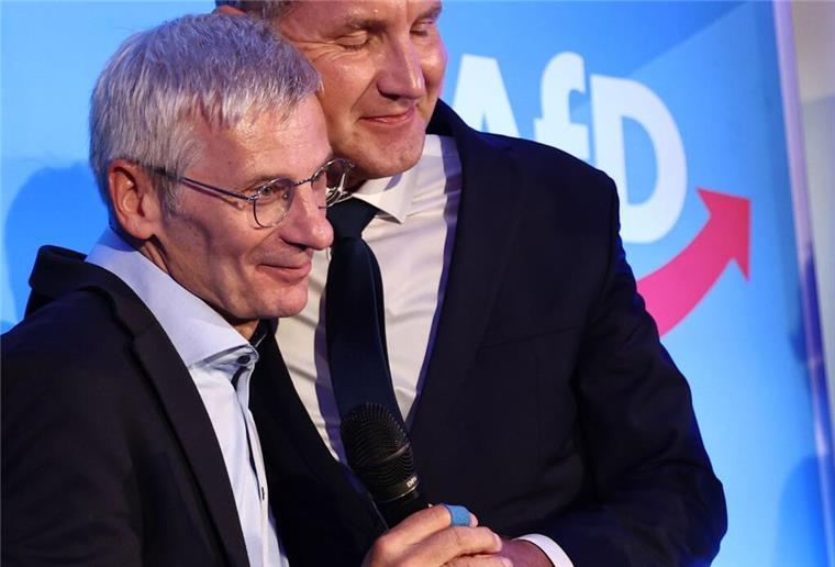 Hans-Christoph Berndt - AfD-Spitzenkandidat und Netzwerker Hans-Christoph Berndt feiert mit Björn Höcke, dem Sprecher des Landesverbands der AfD in Thüringen.