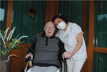 Hans Eits und seine Lieblingspflegerin Tereza Masuch freuen sich auf den Geburtstag des Hundertjährigen.