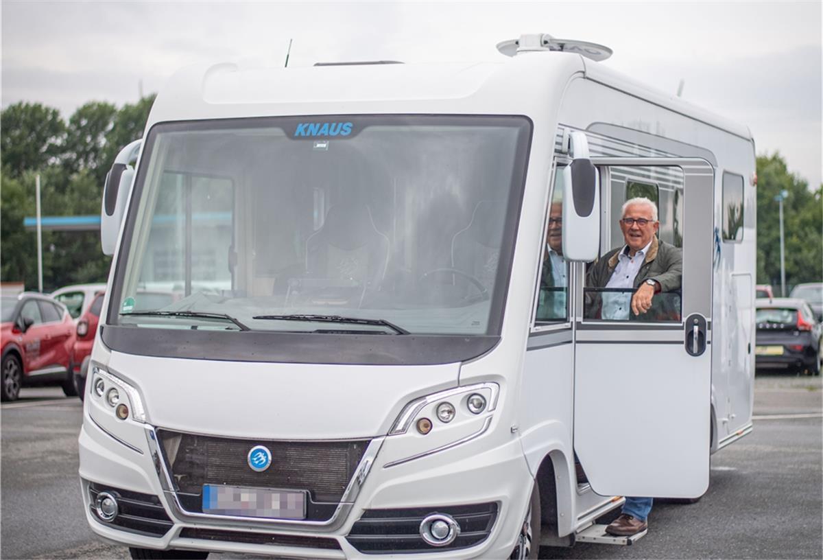 Hans-Georg Klinke in Stotel, gewährt Eintritt in sein Wohnmobil der Firma Knaus mit Fiat-Fahrgestell. Vom Raumbad, Schlafplatz bis zu Ess- und Wohnbereich sowie einer Garage ist alles zum Leben an Bord des rollenden Viereinhalb-Tonnen-Vehikels.