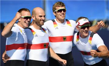Hans Gruhne, Karl Schultze, Lauritz Schoof, Philipp Wende (von links) sind nach ihrem Goldrennen überglücklich. 