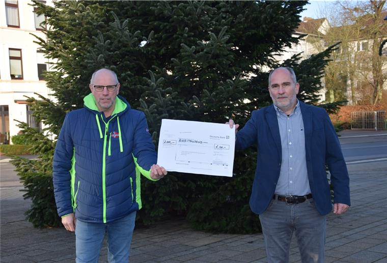 Kronos ecochem spendet 2000 Euro an Fussel Hans-Heiner Westphal, Vorsitzender des Vereins Fussel, nimmt die Spende von Thomas Simon, Verkaufsleiter bei Kronos ecochem, dankend entgegen,
