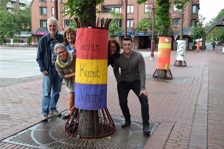 Hans-Heinrich Berends, Ursula Peschke-Maßmann, Jane Agena, Doris Becker und Justin Hofschildt vom Kunstverein wollen mit der Malaktion ein Zeichen setzen.