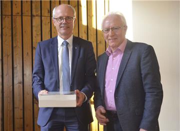 Hans-Hermann Brandt vom Vorbereitungsteam der Kirchengemeinde Selsingen (rechts) bedankt sich bei Landrat Hermann Luttmann für seine Informationen aus dem Landkreis Rotenburg. 