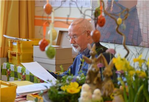 Hans-Hermann Dunker an seinem Saison-Arbeitsplatz. Seit 22 Jahren kümmert er sich mit einem Dutzend Helfer in Zeven um die Post, die Kinder aus aller Welt an den Osterhasen schicken. Künftig will er ein bisschen kürzertreten.