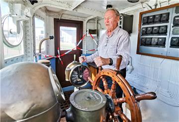 Hans-Joachim Breckwoldt an Bord des Museumsbergungsschleppers "Seefalke". ­
