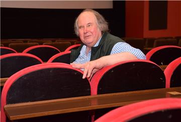 Hans-Joachim Döring, der mit seiner Frau Erika in Nordenham den Filmpalast betreibt, ist froh, dass es jetzt wieder losgeht. 