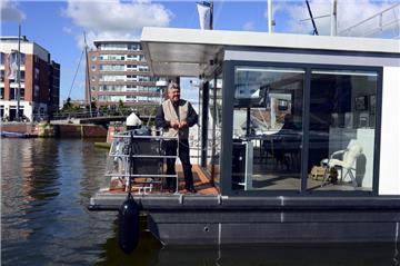 Hans- Joachim Frost hat sich ein schwimmendes Ferienhäuschen bauen lassen - das erste in Bremerhaven.