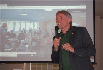 Hans-Joachim Janßen stellte seine Ziele während der Wahlversammlung in der Kreisvolkshochschule in Brake vor.