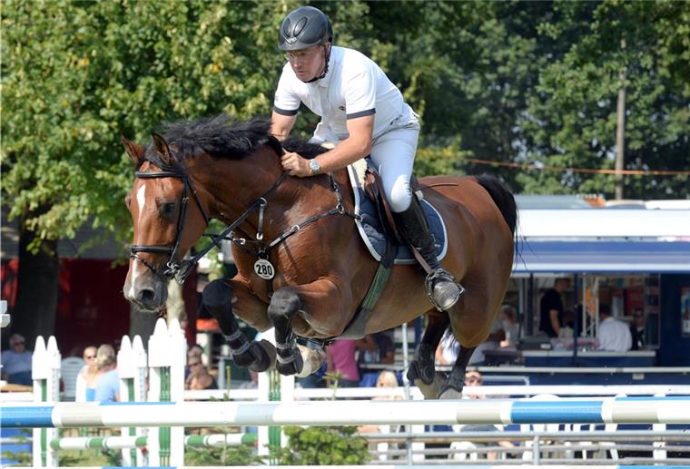 Reitsport: Elmlohe erlebt wieder erste Prüfungen Hans-Jörn Ottens musste sich in Bremervörde seiner Tochter geschlagen geben.