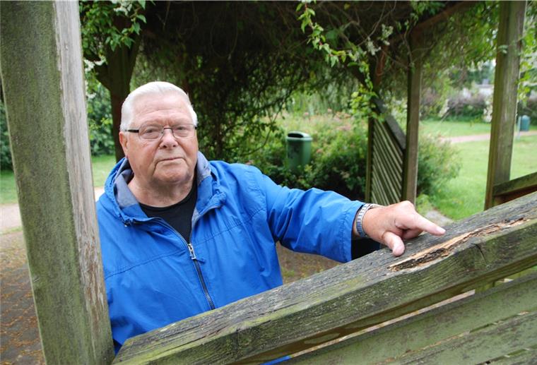 Hagen: Senioren warten auf Pavillon in „Goldmann‘s Saal“ Hans-Jürgen Siebert spricht für viele Senioren, die gerne den Pavillon in "Lassmann’s Garten" in Hagen nutzen würden. Im Oktober hat die Gemeinde die Sitzbänke entfernt, weil auch diese nicht mehr in einwandfreiem Zustand waren. Jetzt wartet der 78-Jährige auf den versprochenen Neubau.