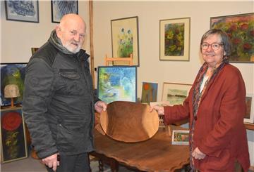 Das Bild zeigt Hans-Jürgen und Gudrun Freytag in ihrem Ausstellungsraum in Klein Meckelsen. In ihrer Hand halten sie eine Holzschale.  