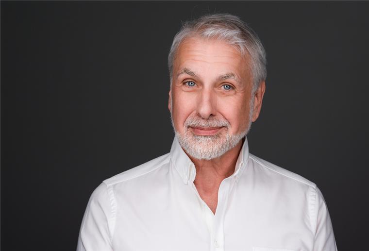 Bremerhaven: Hans Neblung lädt wieder zum Weihnachtskonzert Schauspieler und Entertainer Hans Neblung