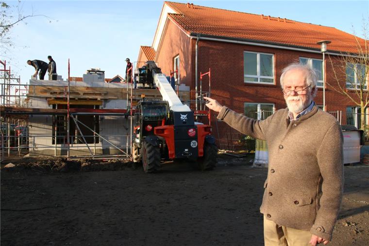 Seniorenzentrum in Burhave baut an und schafft neue Plätze Hans Schröder zeigt den Anbau des Seniorenzentrums in Burhave.
