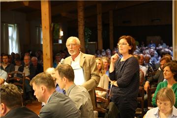 Hans Schulze-Eickenbusch von der BI Windpark Meyenburg/Aschwarden und die Uthlederin Karen Lingner-Bahr reden beim Termin in Meyenburg mit Vertretern des Kreises Osterholz, der für die Genehmigung zuständig ist.