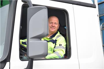 Hans Vahrenkamp aus Ovelgönne fährt immer mit der Fähre zwischen Sandstedt und B...