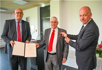 Hans-Walter Keweloh (Mitte) erhält von Andreas Bovenschulte (links) und Torsten von Haaren das Bundesverdienstkreuz. 