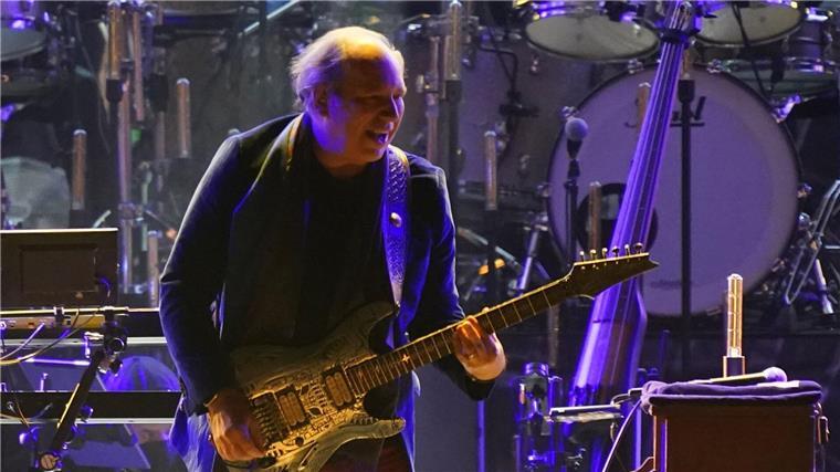 Filmkomponist Hans Zimmer: „Ich werde nie den Job wechseln“ Hans Zimmer steht gemeinsam mit seinen Musikern und dem Odessa Orchestra in Hamburg auf der Bühne.