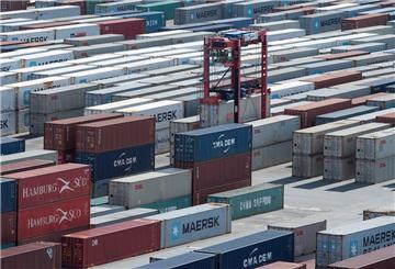 Ein VanCarrier transport Container über den Abstellplatz auf dem JadeWeserPort.