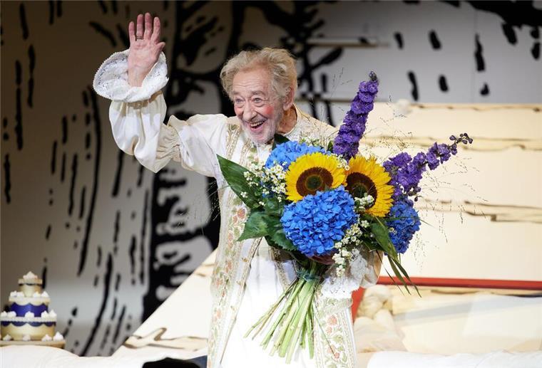 Am Geburtstag: Dieter Hallervorden spielt einen Hypochonder „Happy Birthday“: Zum Geburtstag bekam Hallervorden einen großen Blumenstrauß und ein Ständchen.