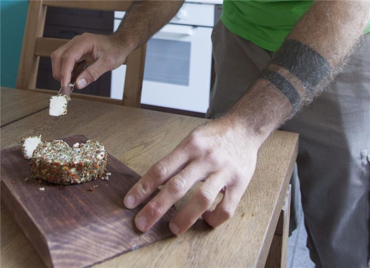 Cuxhaven: Rechtsstreit um "Käse-Alternative" scheint beendet zu sein "Happy Cheeze" aus Cuxhaven produziert Käse-Alternativen aus Cashewkernen. Über das Wort "Käse-Alternative" wurde vor Gericht gestritten.