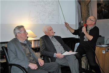 Harald-Gerd Brandt zeigt an einer Militärkarte den Frontverlauf der „Brigade Groß Deutschland“ in der Region um Heeslingen. Hermann Voß aus Wiersdorf (links)und Helmut Gieschen aus Glinstedt berichten von ihren Erlebnissenn als Kinder in den letzten Kriegstagen.
