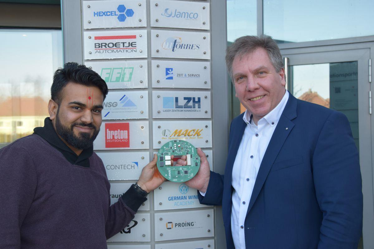 Sensor aus Nordenham ist weltweit im Einsatz Hardware-Entwickler Jenish Bed (links) und Michael Mack, Geschäftsführer des Unternehmens Computer Mack, zeigen die Platine, die in einem Multi-Sensor verbaut ist. Der Sensor wurde von der Rodenkircher Firma im Technologiezentrum Nordenham entwickelt und kommt bereits weltweit zum Einsatz.