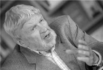 Hamburg: Der Schauspieler Hardy Krüger schaut im Verlag Hoffmann und Campe in die Kamera des Fotografen.