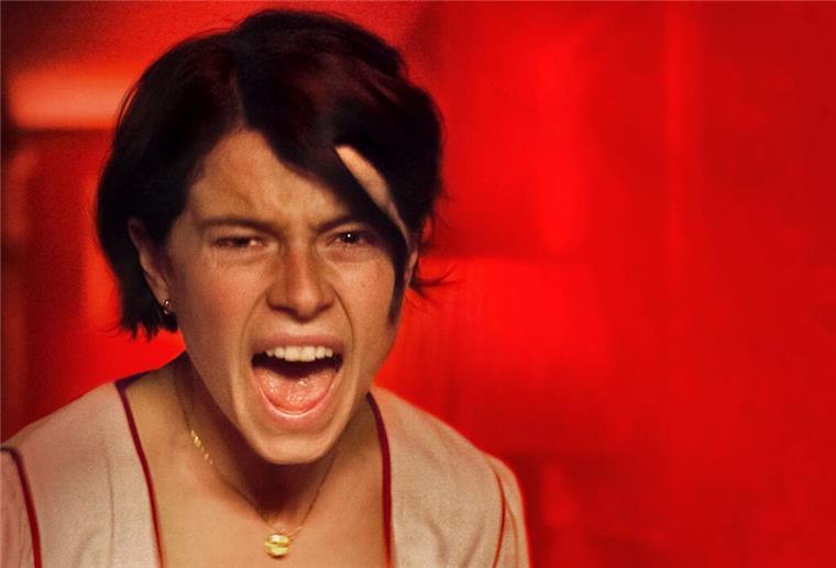 Eine Frau und viele gruselige Männer - der Horrorfilm „Men“ Harper (Jessie Buckley) schlägt zurück.