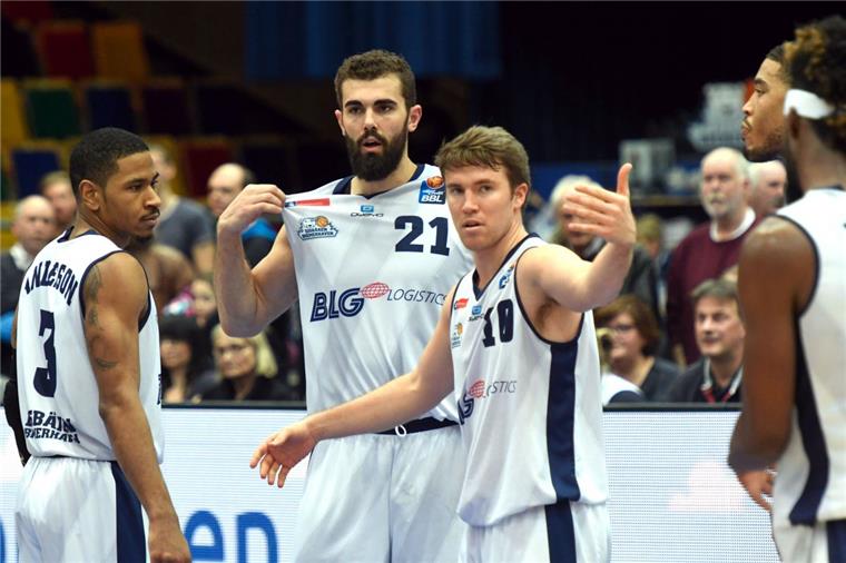 Harper Kamp (Mitte) freut sich auf das Duell gegen seinen Ex-Klub BG Göttingen. Gegen die Veilchen wird auch Spielmacher Jordan Hulls wieder dabei sein.