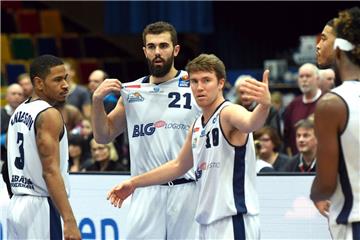 Harper Kamp (Mitte) freut sich auf das Duell gegen seinen Ex-Klub BG Göttingen. Gegen die Veilchen wird auch Spielmacher Jordan Hulls wieder dabei sein.