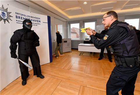 Harry Götze, Direktor der Ortspolizeibehörde, sagt, dass speziell geschulte Polizistinnen und Polizisten im Umgang mit dem Taser gut vorbereitet wurden.