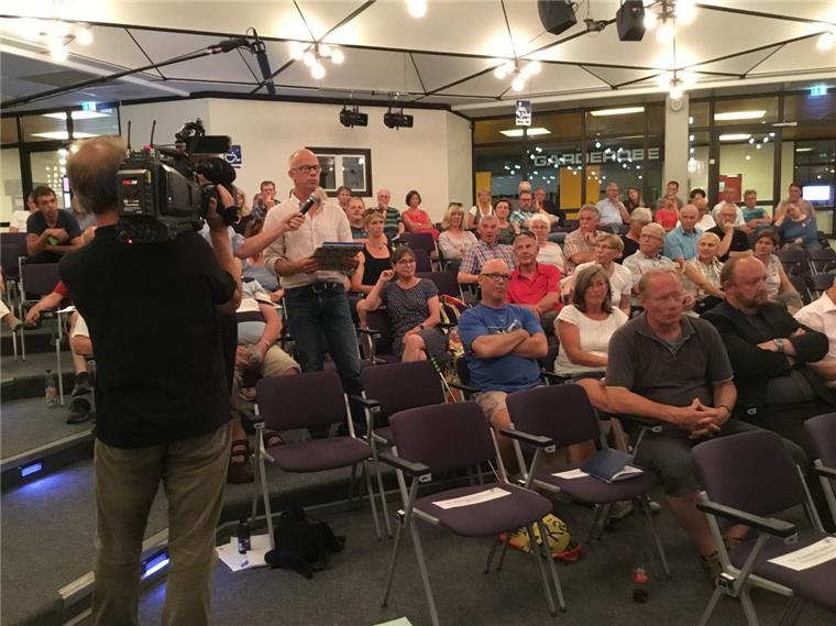 Harry Grotheer von der BI AtommülldepoNIE gehörte zu den Bürgern, die kritische Fragen zur Einlagerung von freigegebenen Abfällen in Brake-Käseburg.