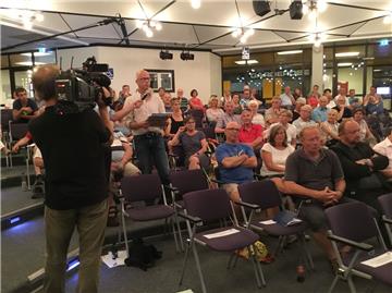 Harry Grotheer von der BI AtommülldepoNIE gehörte zu den Bürgern, die kritische Fragen zur Einlagerung von freigegebenen Abfällen in Brake-Käseburg.